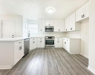 9843 Stableway Drive - Photo Thumbnail 8