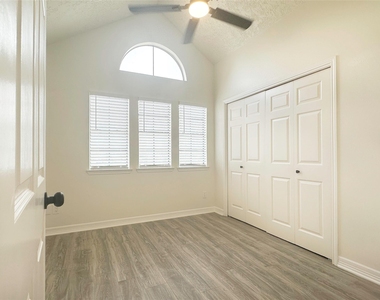 9843 Stableway Drive - Photo Thumbnail 18