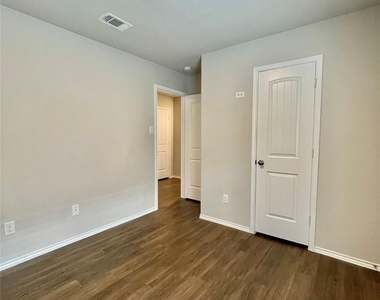 126 E Ash St - Photo Thumbnail 13