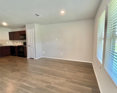 126 E Ash St - Photo Thumbnail 5