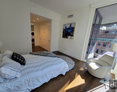 East 44th Street - Photo Thumbnail 1
