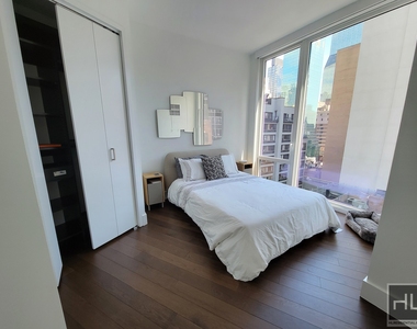 East 44th Street - Photo Thumbnail 3