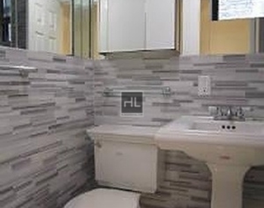West 53 Street - Photo Thumbnail 4