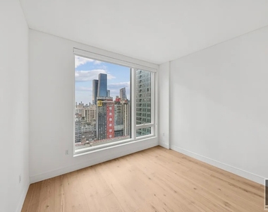 West 43rd Street - Photo Thumbnail 4