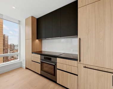 West 43rd Street - Photo Thumbnail 2