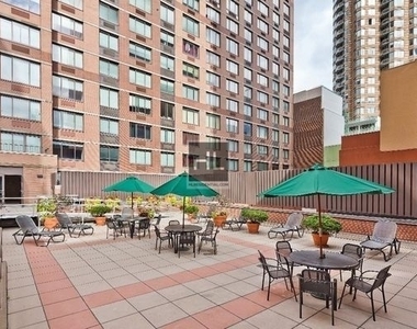 West 43rd Street - Photo Thumbnail 4