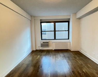 East 57 Street - Photo Thumbnail 4