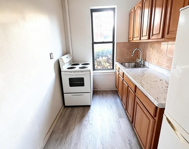 West 10 Street - Photo Thumbnail 4