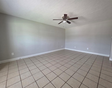 705 N Circle Drive - Photo Thumbnail 7