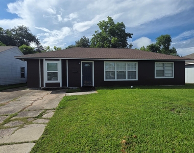705 N Circle Drive - Photo Thumbnail 1