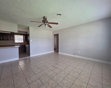705 N Circle Drive - Photo Thumbnail 8