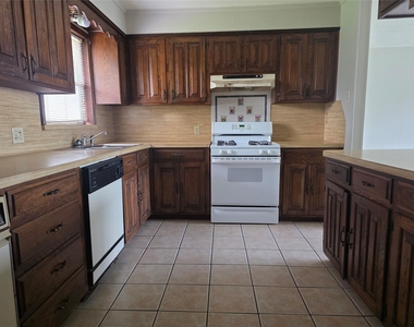 705 N Circle Drive - Photo Thumbnail 4
