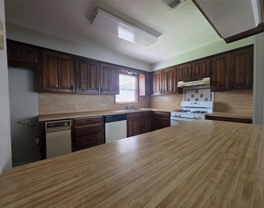 705 N Circle Drive - Photo Thumbnail 3