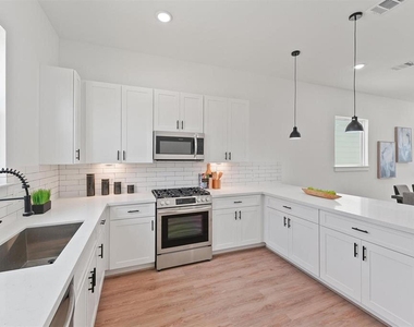 1207 Cavalcade Street - Photo Thumbnail 10