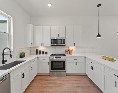 1207 Cavalcade Street - Photo Thumbnail 8
