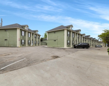 1511 Broadmoor Drive - Photo Thumbnail 6