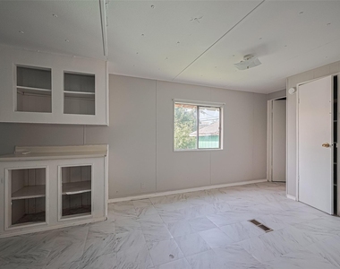 914 Davis Street - Photo Thumbnail 12