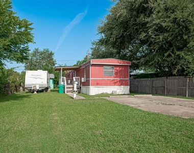 914 Davis Street - Photo Thumbnail 2