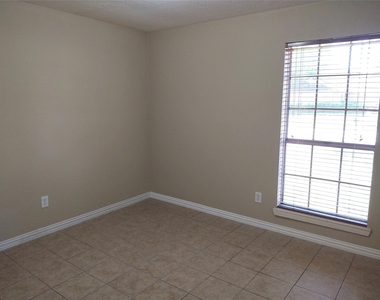 2515 Heritage Colony Drive - Photo Thumbnail 9