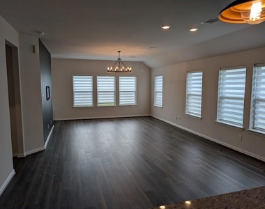 7020 Terra Lane - Photo Thumbnail 9