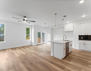 8205 Carver Road - Photo Thumbnail 3