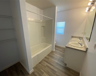 204 Gladiola Court - Photo Thumbnail 10
