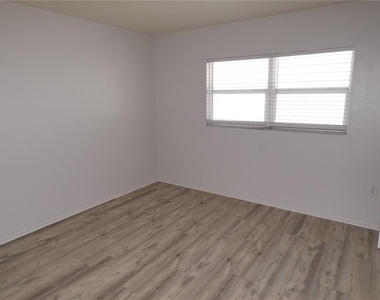 121 3rd Avenue N - Photo Thumbnail 6