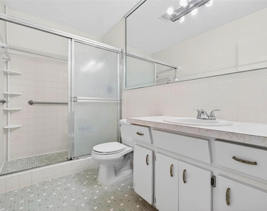 2440 World Parkway Boulevard - Photo Thumbnail 11