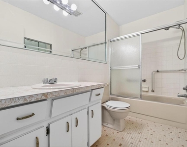 2440 World Parkway Boulevard - Photo Thumbnail 10