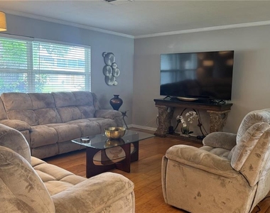 9652 Commodore Drive - Photo Thumbnail 5