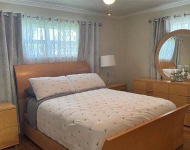 9652 Commodore Drive - Photo Thumbnail 6