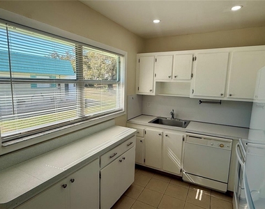 101 Cambridge Trail - Photo Thumbnail 6