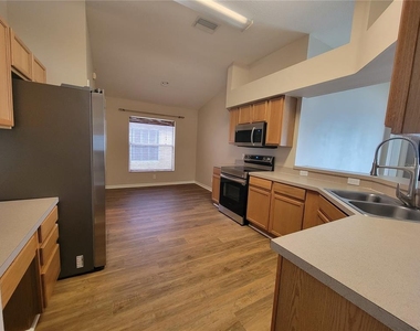 1125 Lumsden Pointe Boulevard - Photo Thumbnail 2