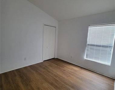 1125 Lumsden Pointe Boulevard - Photo Thumbnail 7