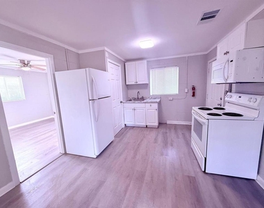 2305 Sw 2nd Street - Photo Thumbnail 3