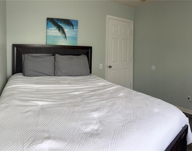 8121 Fan Palm Way - Photo Thumbnail 27