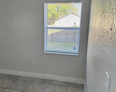 1112 Martin Street - Photo Thumbnail 8