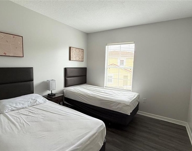 8517 Bay Lilly Loop - Photo Thumbnail 17