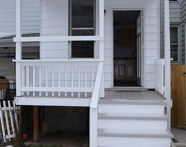 319 Columbia Street - Photo Thumbnail 4