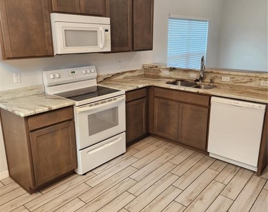 1108 Constantine Street - Photo Thumbnail 2