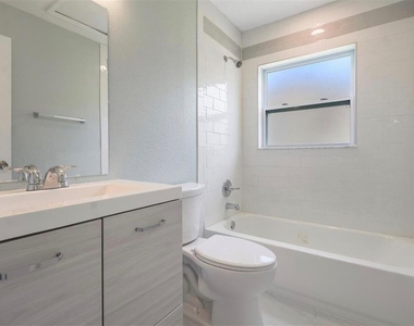 1184 Woodman Way - Photo Thumbnail 8