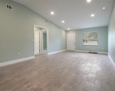 1184 Woodman Way - Photo Thumbnail 3
