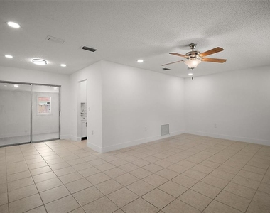 14884 Sw 35th Circle - Photo Thumbnail 3