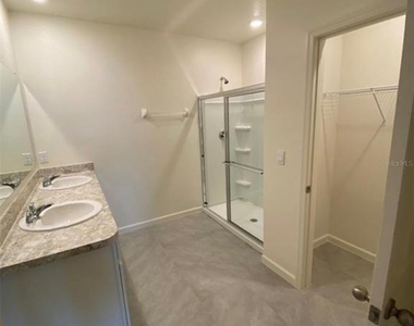 822 Se Remington Green Drive - Photo Thumbnail 31