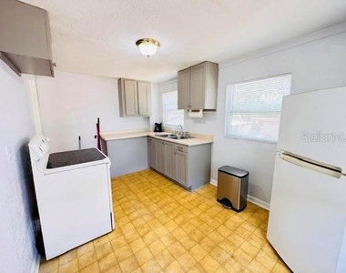 2722 S Sunrise Court - Photo Thumbnail 13