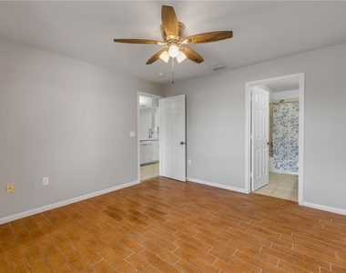 940 Village Trail - Photo Thumbnail 27