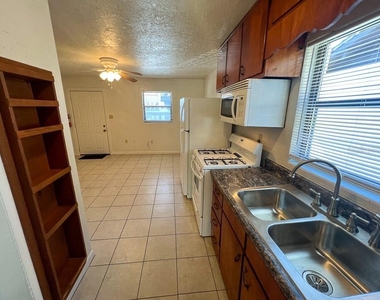 1406 Sw 18th Place - Photo Thumbnail 5