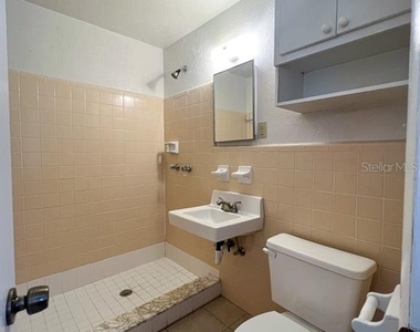 1406 Sw 18th Place - Photo Thumbnail 6