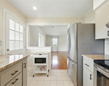 1426 Crestview Drive - Photo Thumbnail 12
