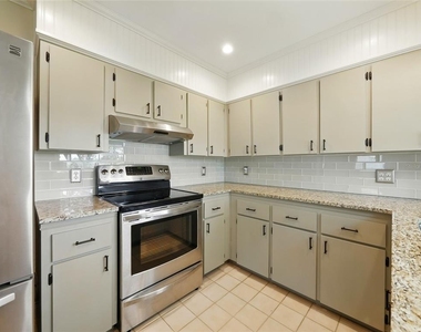 1426 Crestview Drive - Photo Thumbnail 11